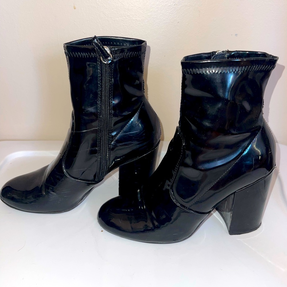 BLACK STEVE MADDEN PATENT LEATHER LYNDON ANKLE BOOT
